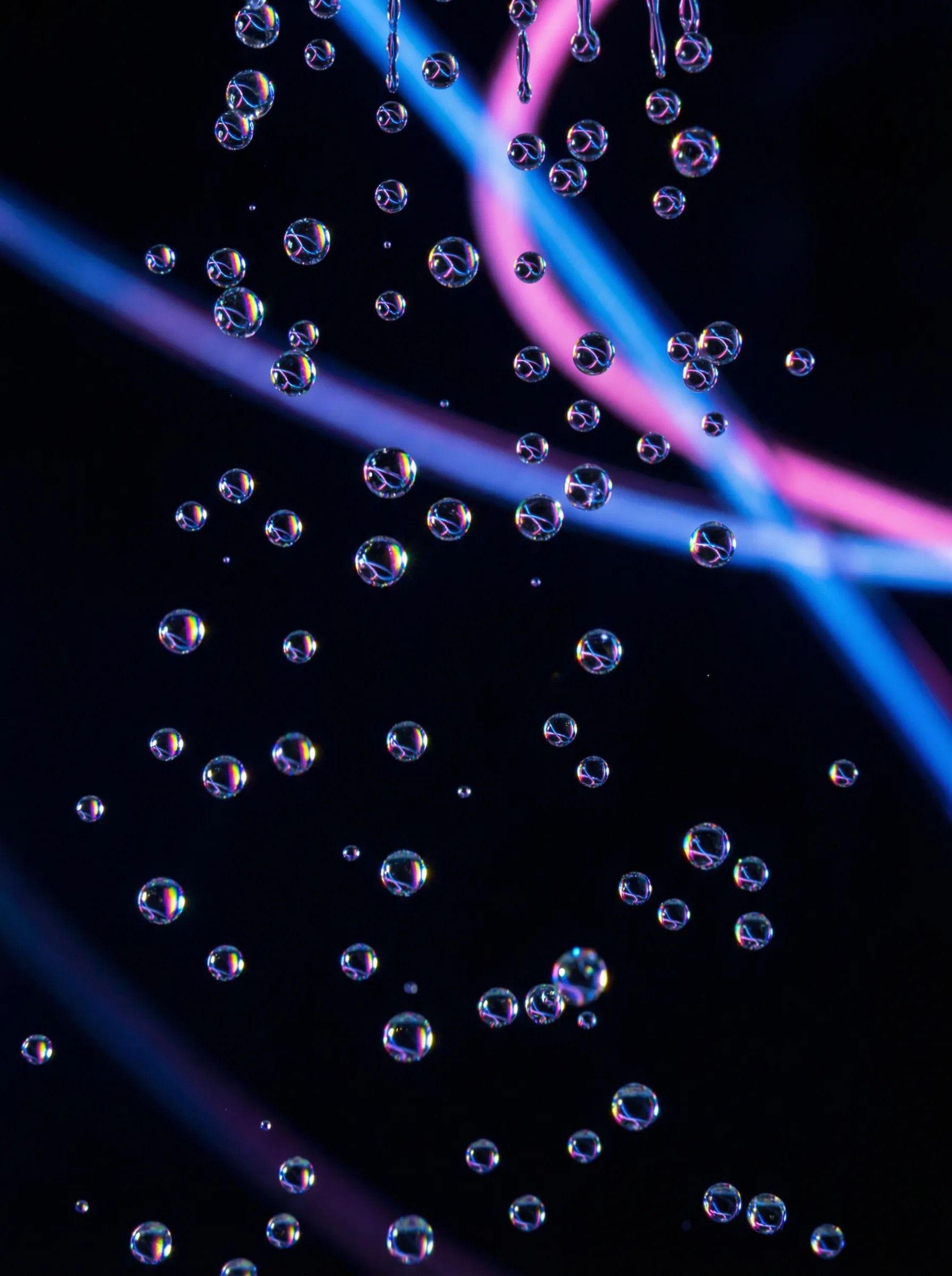 黄色仓库 慢动作特效 - 水滴光影折射效果